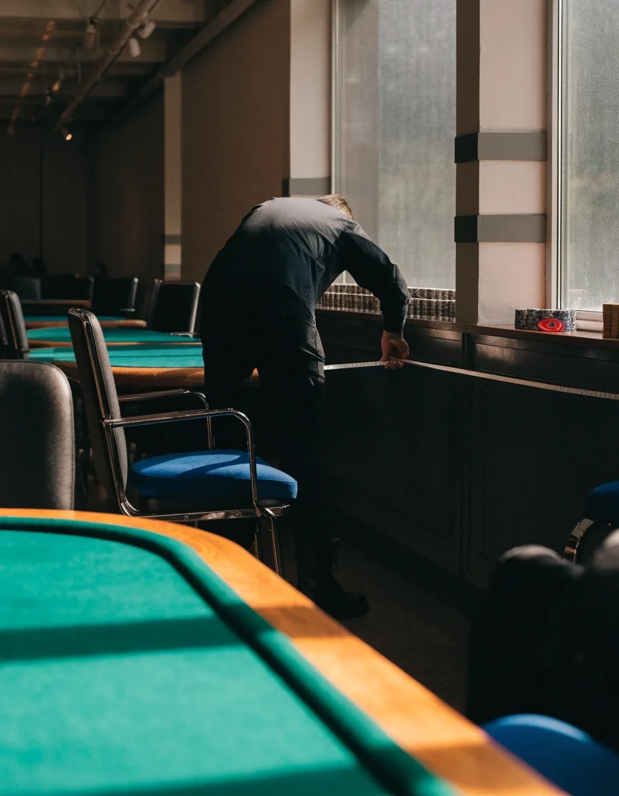 Jeden pokerový stůl v profilu se sloupkem žetonů a dvěma kartami